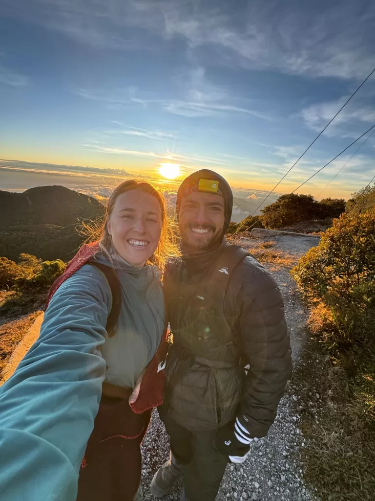 Autor con su pareja en un volcán de Panamá